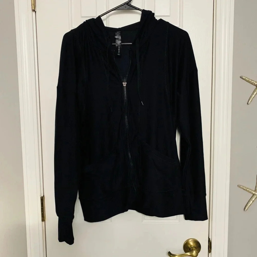 🧾 Black Zip Up ☑️